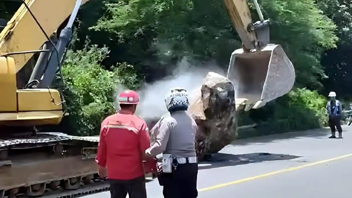 Batu Berukuran Raksasa Jatuh ke Jalan Raya Jalur Pantura Probolinggo ...