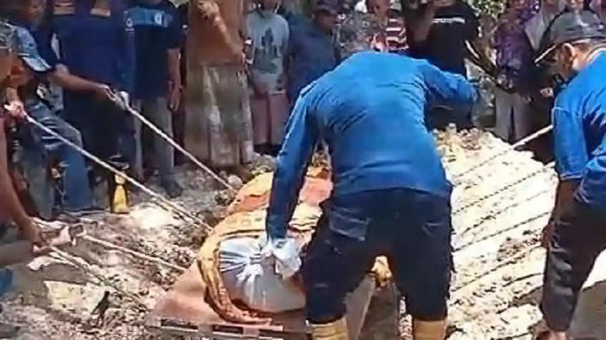Damkar Bantu Proses Pemakaman Wanita dengan Bobot 400 Kg di Kecamatan Cerme Gresik
