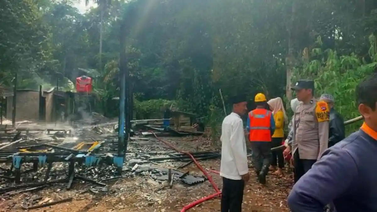 Terdengar Suara Ledakan, Satu Rumah di Desa Garagata Tabalong Hangus Terbakar