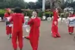 Demo Teatrikal Bersihkan Indonesia di Silang Monas