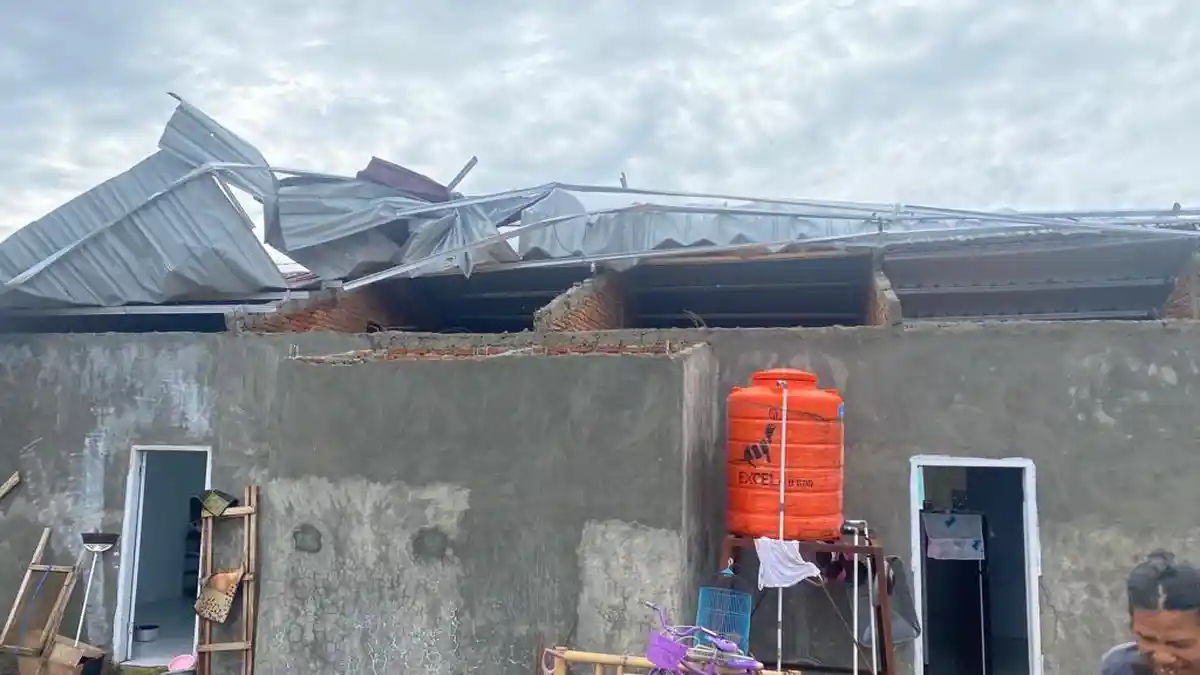 17 Unit Rumah Rusak di BTN Masagena 4 Mamuju Akibat Angin Kencang dan Hujan Deras