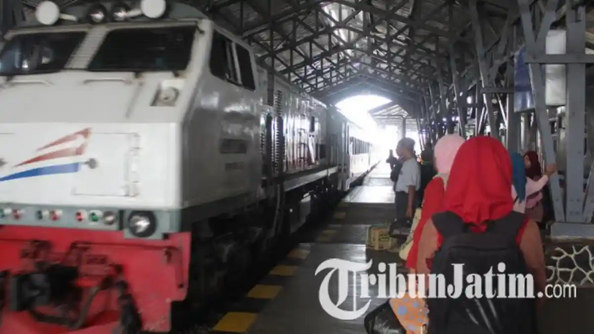 Bandara Ngurah Rai Ditutup, Warga Pilih Kereta Api daripada Bus Saat ke Bali karena Lebih Efektif