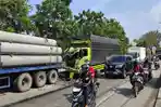 Imbas-Tronton-Hantam-Truk-Jalan-Alamsyah-Ratu-Prawiranegara-Menuju-Jembatan-Musi-2-Palembang-Macet.jpg