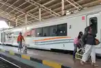 Sejumlah-penumpang-saat-turun-dari-kereta-apig.jpg
