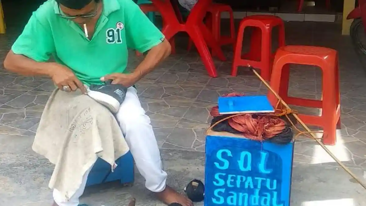 Cuaca Ekstrem dan Ombak Tinggi, Nelayan di Kuala Tungkal Ini Banting Setir Jadi Tukang Sol Sepatu