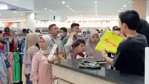 Belanja-baju-Lebaran-Lotim.jpg