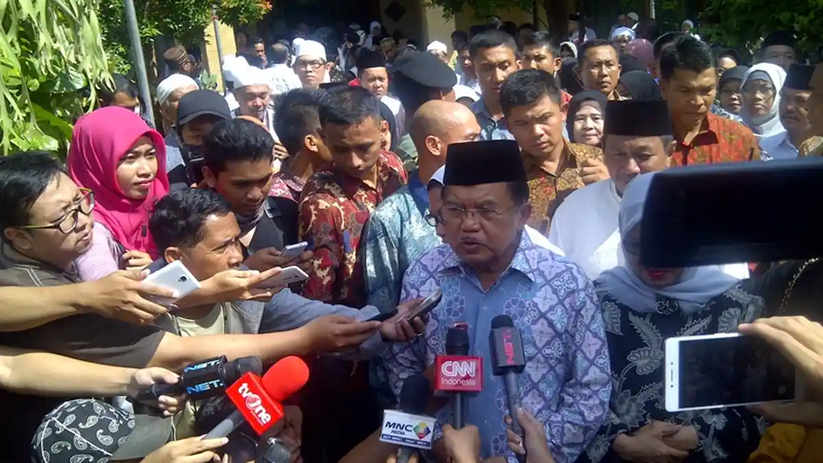 Wapres JK Berdoa Dekat Jenazah Tutty Alawiyah