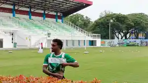 Winger-PSMS-Medan-Ari-Maring-berlatih-terpisah-di-pinggir-lapangan-Stadion-Mini-Disporasu.jpg