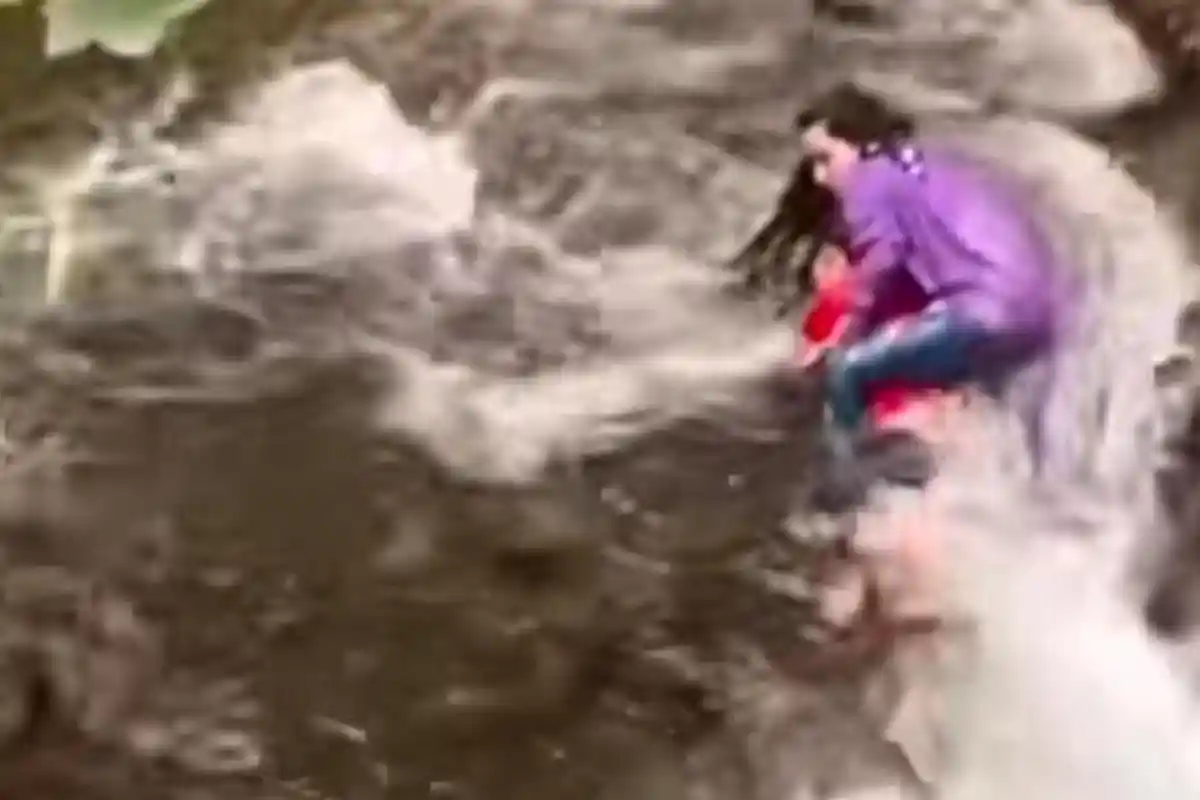 Menegangkan! Detik-detik Seorang Kakak Selamatkan Adiknya di Ujung Jurang Ketinggian Belasan Meter