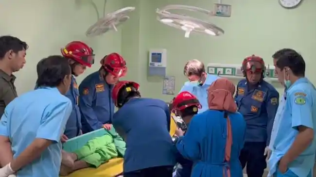 Rumah Sakit di Trenggalek Panggil Tim Damkar, Bantu Lepaskan Klaker di Jari Pasien