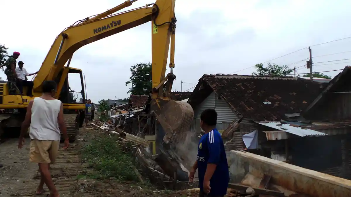 Ekskavator Jatuh dari Truk, Jalan Ponorogo - Pacitan Macet 2 Jam