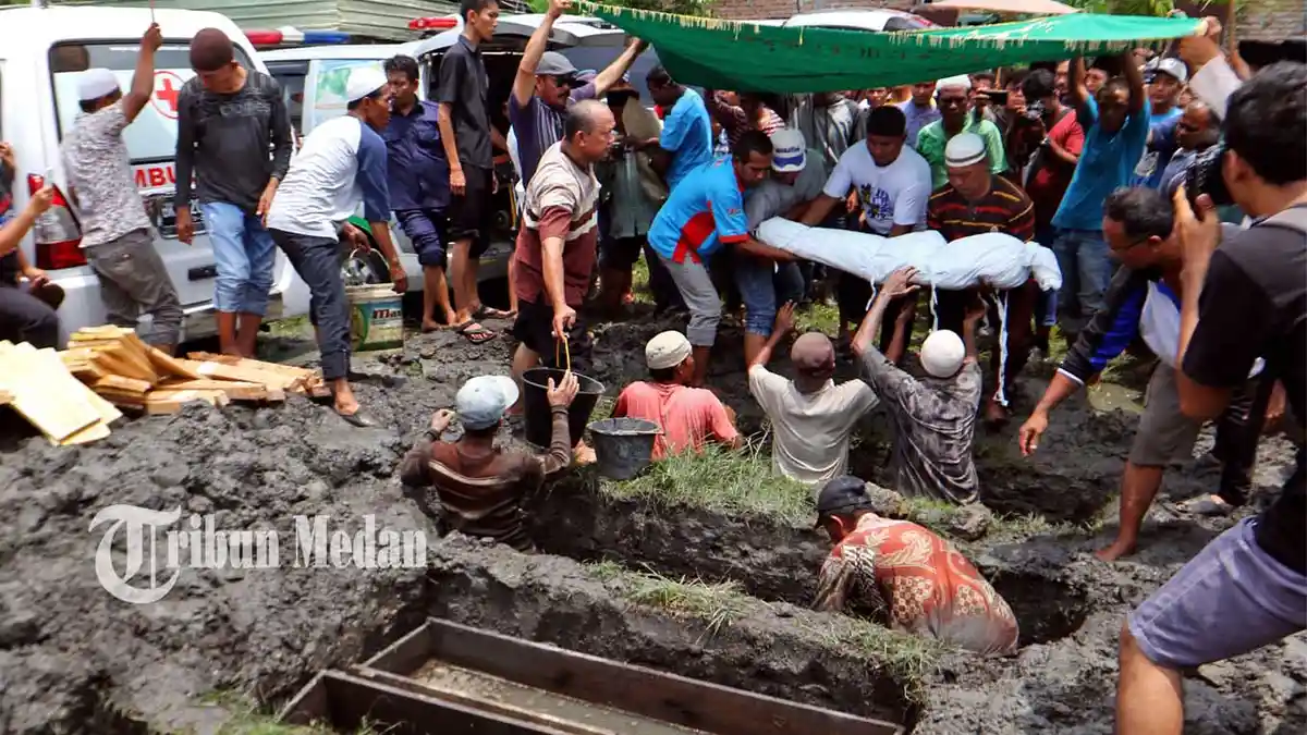 Satu Keluarga Korban Pembunuhan Dimakamkan Sejajar, Nek Murtini Janji Jaga Kinara