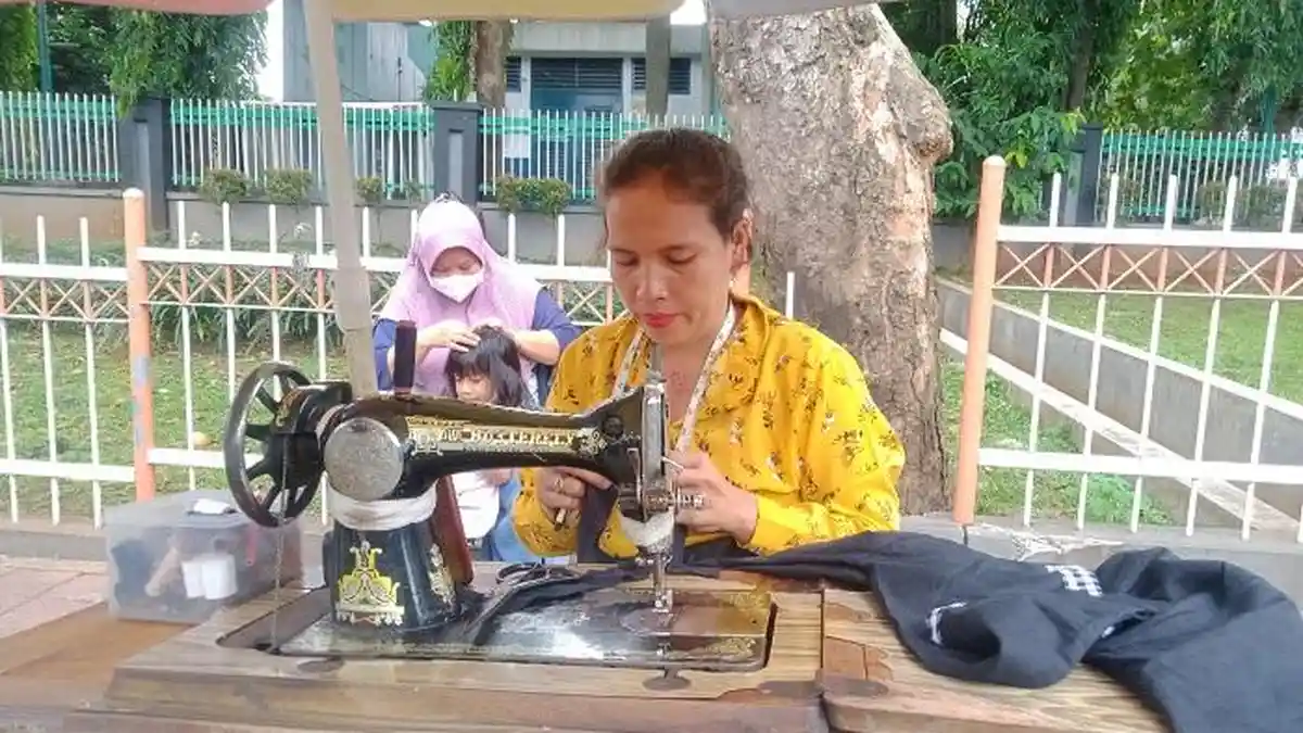 Kisah Lasmina Mampu Sekolahkan Anak Berkat Menjahit