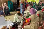 Polres Pamekasan Dibantu Tim Vaksinator Polda Jatim Gelar Vaksinasi Covid-19 Door to Door