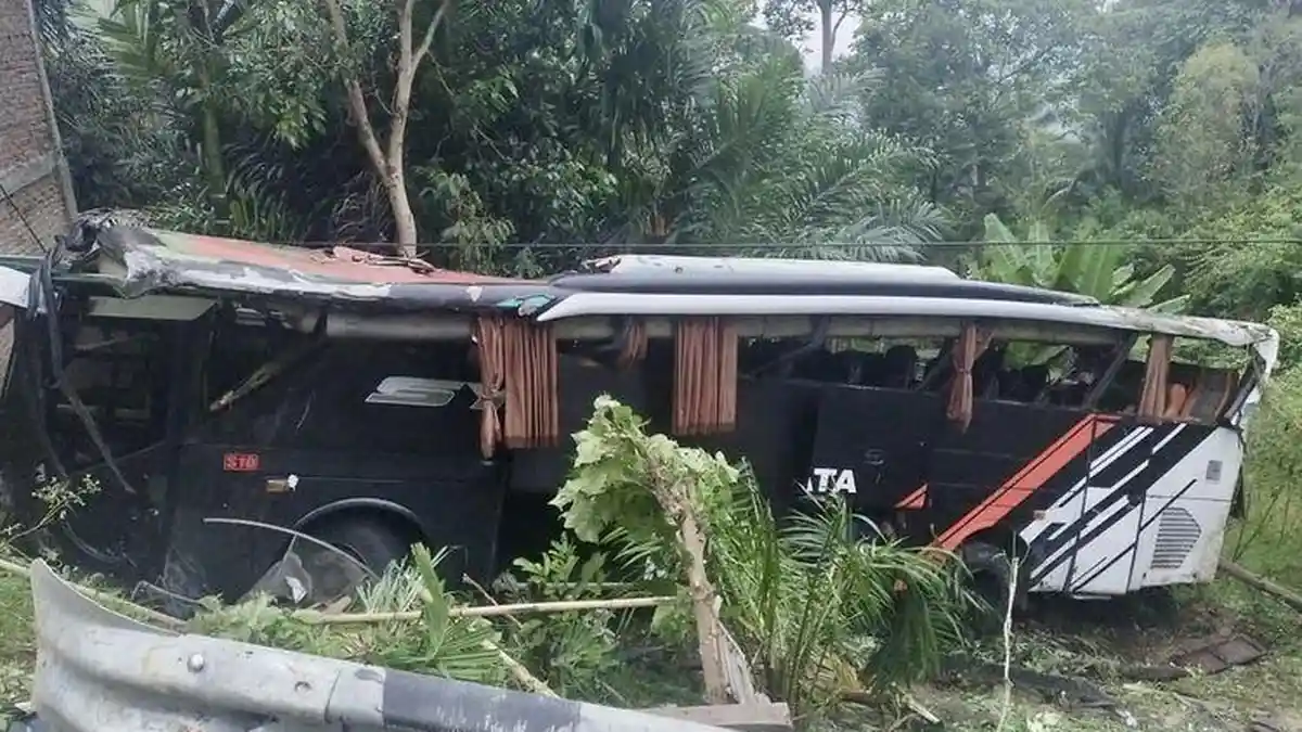 Rem Blong, Bus Rombongan Study Tour MIN 1 Pesisir Barat Lampung Terjun ke Jurang