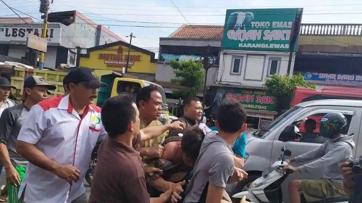 Diarak Keliling Pasar, Satpam yang Mencuri Uang Para Pedagang Pasar Kliwon
