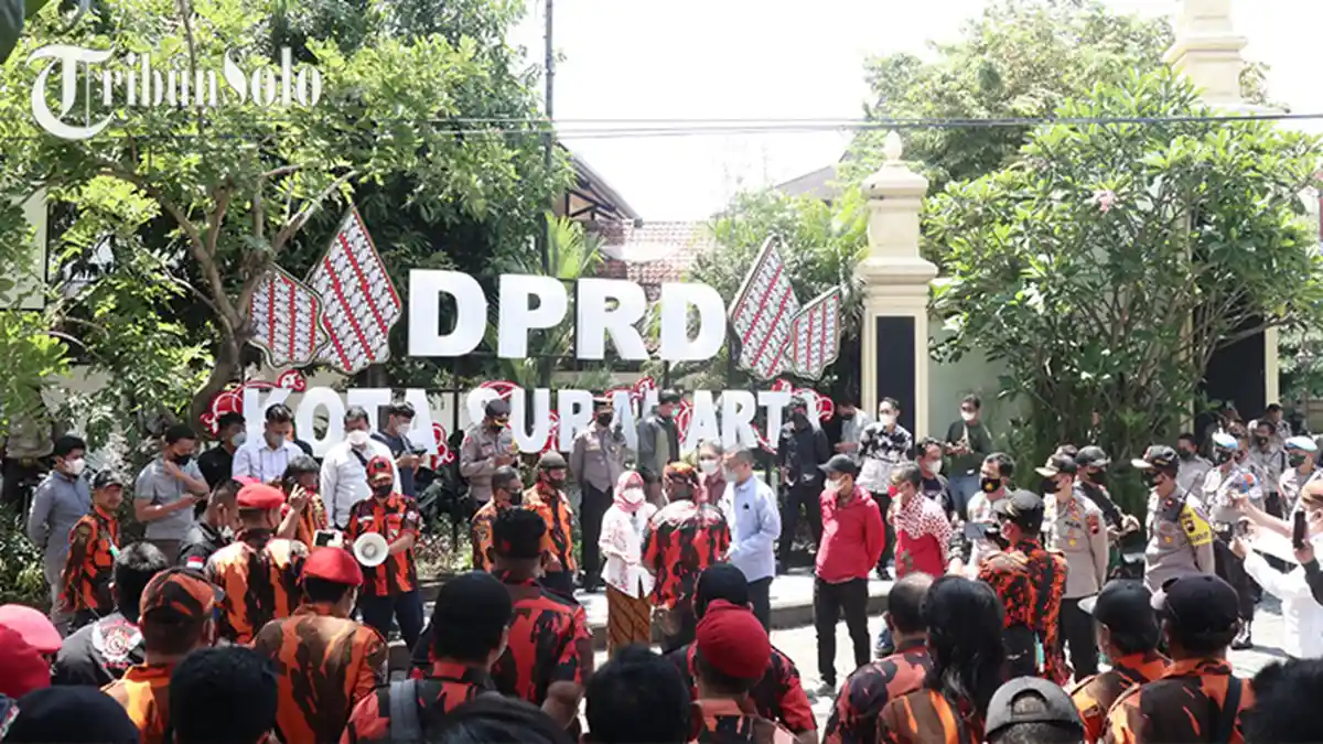 Seratusan Anggota Pemuda Pancasila Geruduk DPRD Solo, Tuntut Junimart Girsang Minta Maaf