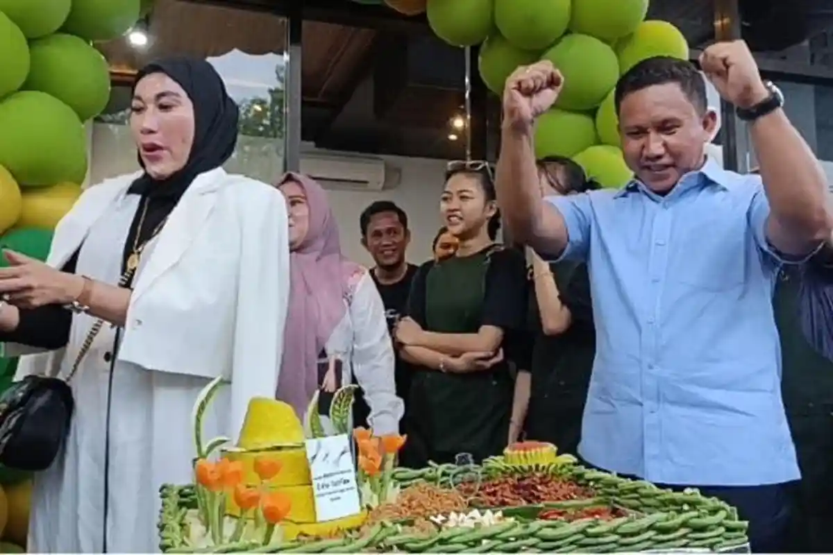 Darwin Rayakan Ulang Tahun Istri, Calon Bupati Muna Barat Beri Kado Usaha Coffee Shop di Kendari