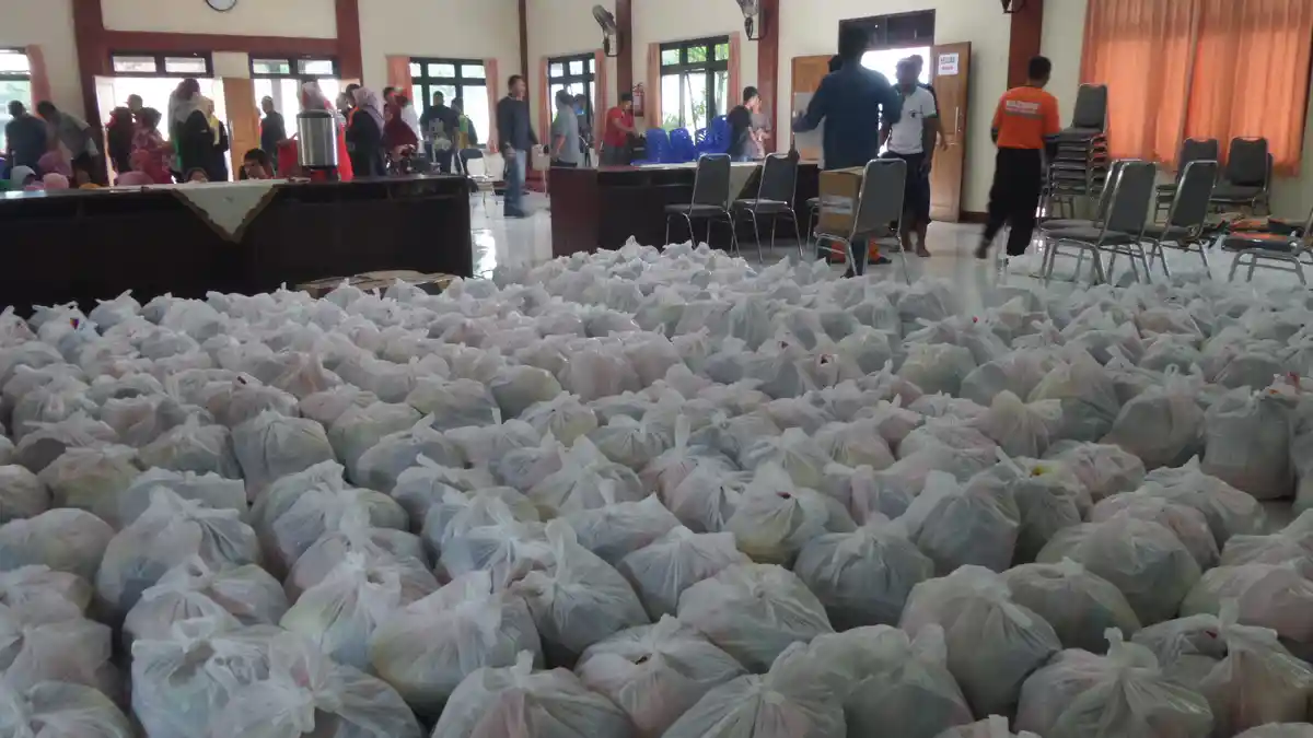 Sudah Sebulan Kampung Terendam Banjir, Warga Genuk Tak Bisa Kerja