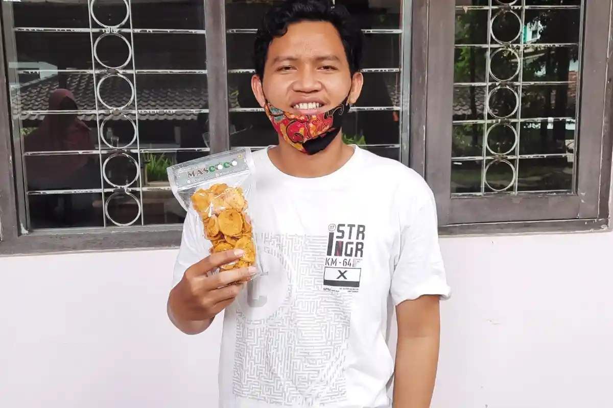 Kisah Pengusaha Web Iklan Kosan di Jatinangor Terpuruk karena Covid-19, Kini Jualan Keripik Kelapa