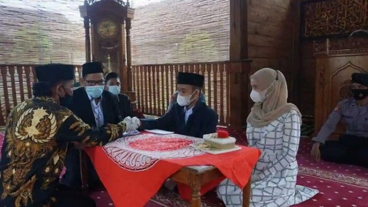 Pasangan Kekasih Ini Nikah di Kantor Polisi, Ternyata Sang Pria Ditangkap Lantaran Kasus Ini