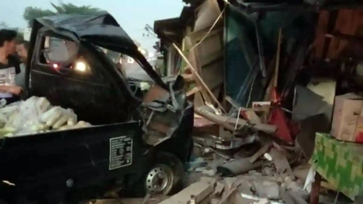 Warung Hancur Diseruduk Mobil Pikap, Terjadi di Purwareja Klampok Banjarnegara