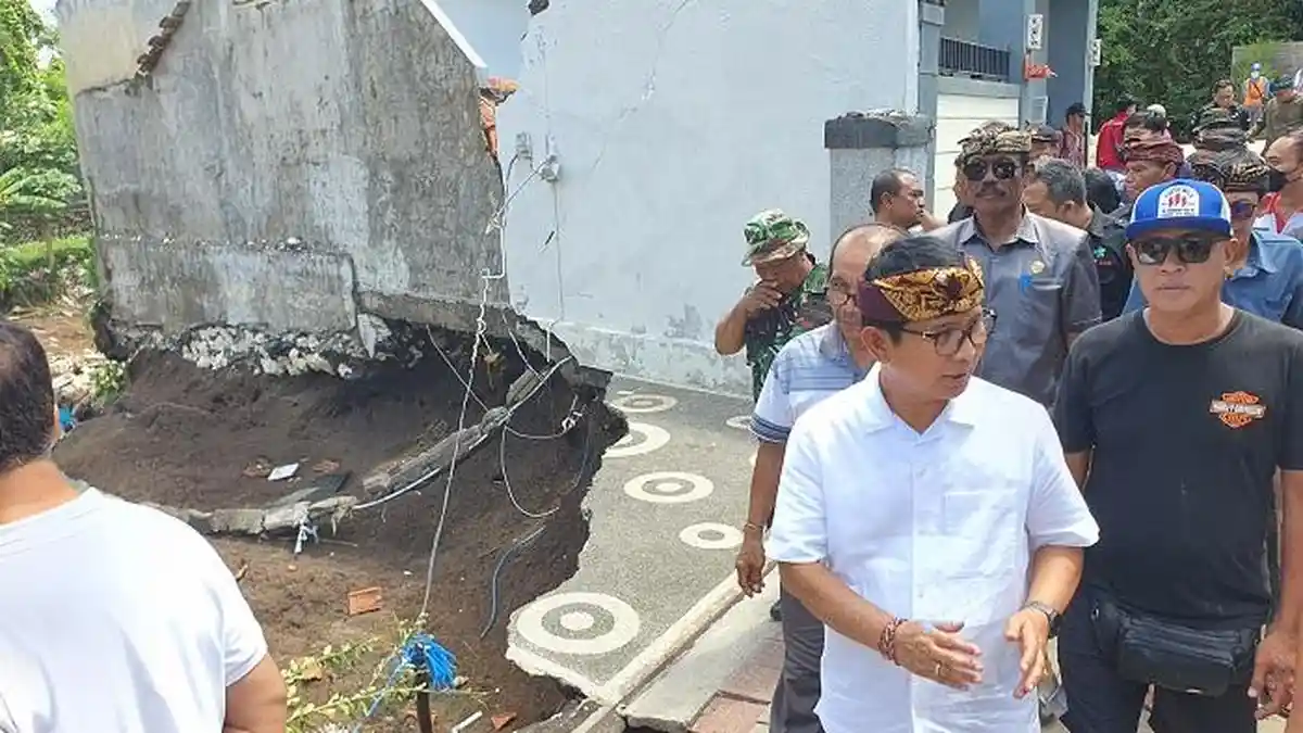 TINJAU Rumah Rumah Amblas di Mengwitani, Adi Arnawa Minta Perkim Evaluasi Tata Ruang dengan Cepat   