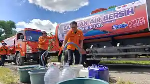 anggota-BPBD-Bondowoso-saat-menyalurkan-air-bersih.jpg