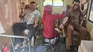 Kepala-UPTD-Puskesmas-Jangka-bersama-warga-lainnya-Selasa-552026-donor-darah.jpg