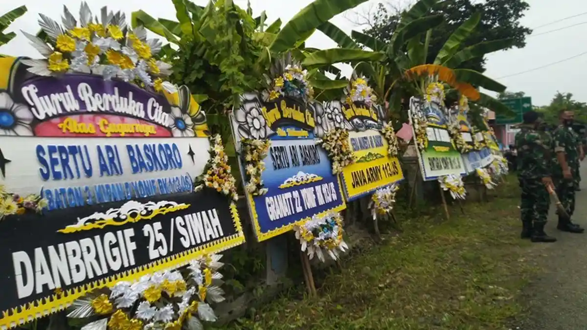 Karangan Bunga Membanjiri Rumah Duka Sertu Ari Baskoro di Kendal, TNI Gugur di Papua