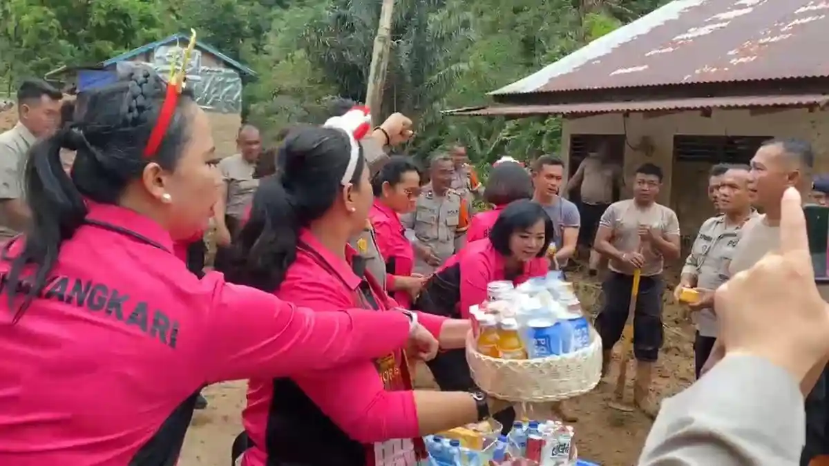 Di Tengah Lelah Personel, Bhayangkari Polda Sumut Hadir Bawa Asupan Logistik