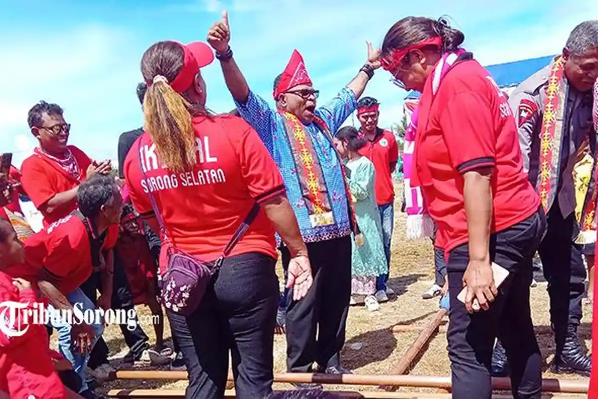 Tatkala Wakil Bupati Sorong Selatan Yohan Bodory Menari Toki Gaba-gaba pada HUT Ke-20 Pattimura