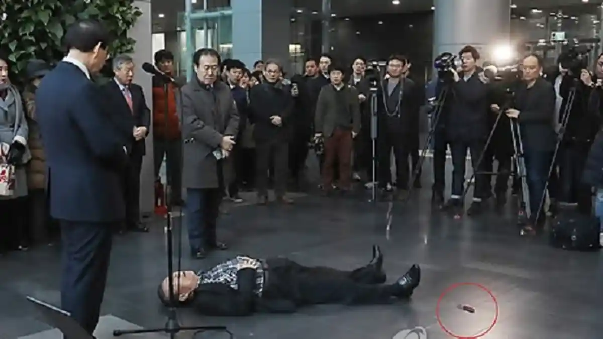 Pria Mabuk Ini Tusuk Dirinya di Depan Walikota Seoul
