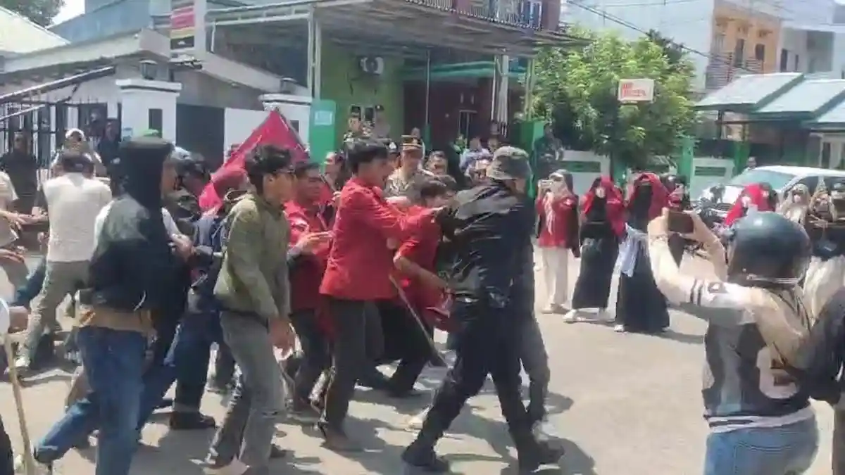 Demo Dugaan Korupsi Disdik Bulukumba, Damkar Larang Massa IMM Bakar Ban Bekas