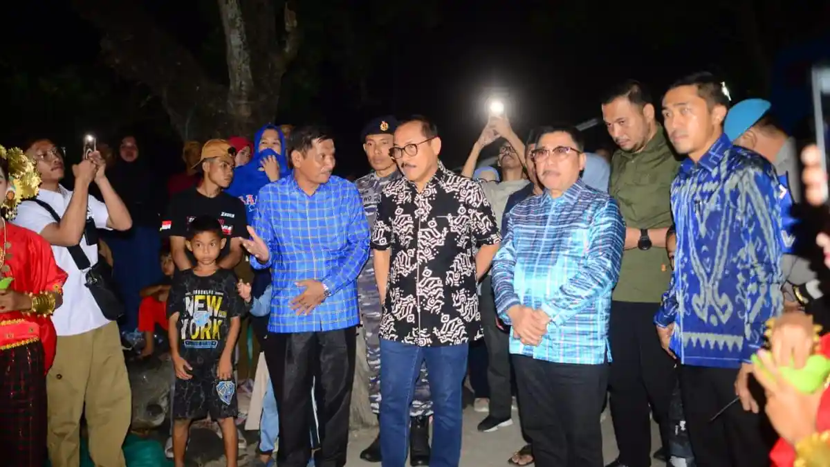 Gubernur SDK Hadiri Sandeq Night di Majene, Serahkan Hadiah Juara Etape II