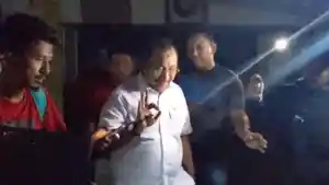 Pj-Bupati-Bombana-Burhanuddin-Hanya-Lempar-Senyum-dan-Beri-Tanda-OK-Usai-Diperiksa-Kejati-Sultra.jpg