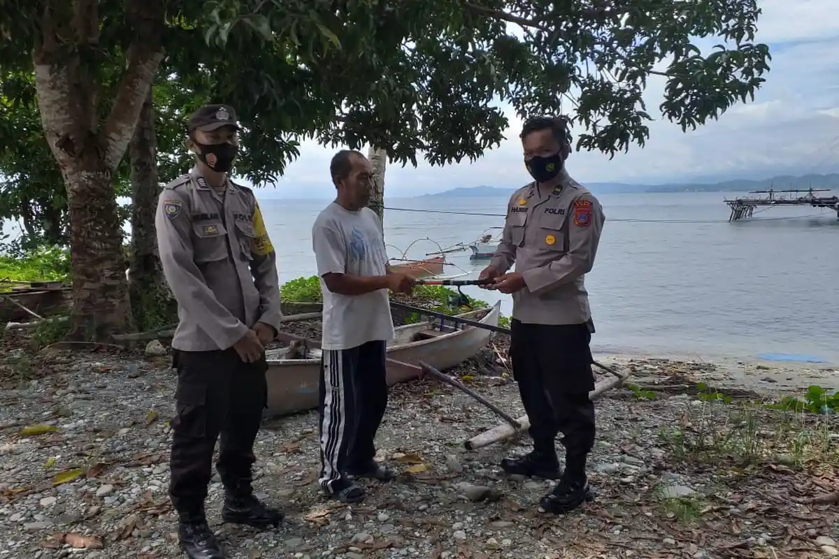 Tekan Paham Radikan, Binmas Polsek Poso Pesisir Bagikan Pancing untuk Nelayan Tokorondo