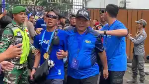 KONVOI-PEMAIN-jalan-kaki.jpg