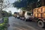 Antrean-truk-sampah-di-jalan-menuju-zona-3-TPA-Jatibarang.jpg