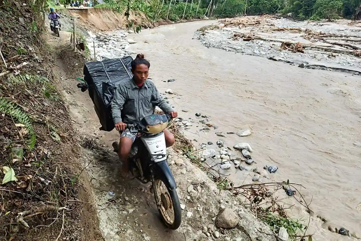Kisah Perjuangan Petugas Bawa Kotak Suara Hasil Rekapitulasi