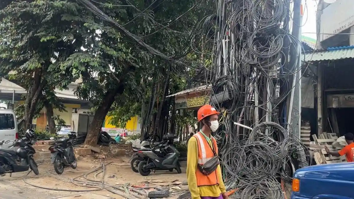 Hujan Turun, Kabel Semrawut Membuat Jalan Kuningan Barat Raya Jakarta ...