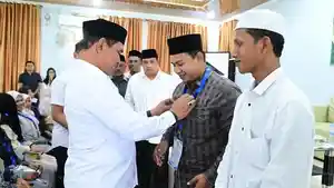 Bupati-Aceh-Besar-Muharram-Idris-menyematkan-tanda-peserta.jpg