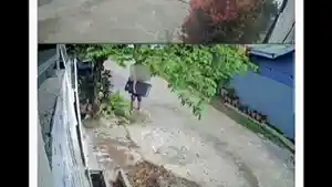 Detik-detik-Pria-Gendong-TV-Curian-di-Puuwatu-Kendari-Sulawesi-Tenggara-Sempat-Diteriaki-Maling.jpg