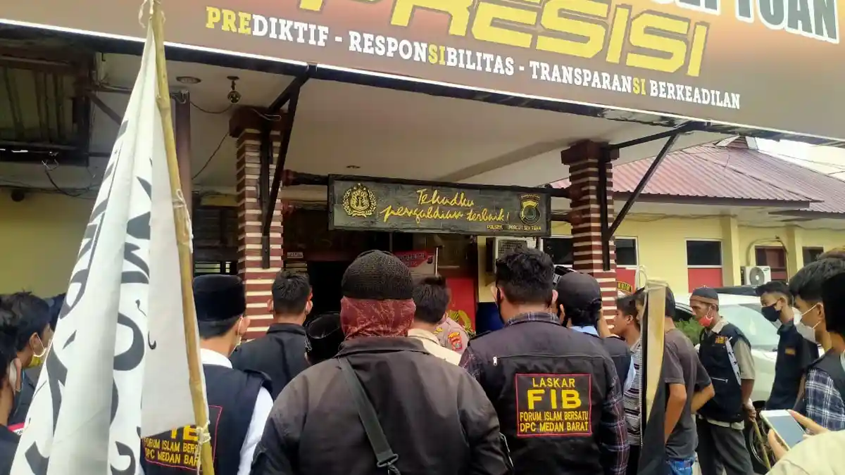 Massa Ormas Geruduk Polsek Percutseituan, Minta Seorang Pelaku Cabul Terhadap Anak Dilepaskan