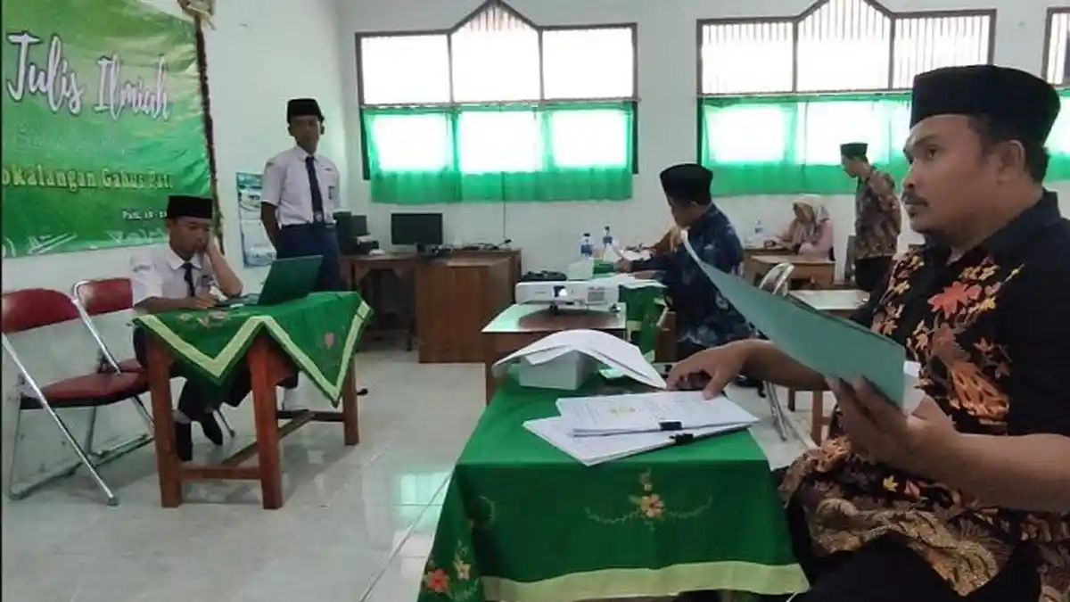 Bak Sidang Skripsi, Murid MTs Abadiyah Pati Presentasikan Karya Tulis Ilmiah di Hadapan Penguji
