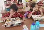 MBG Ramadan di SDN 11 Makale: Siswa Kristen Makan Sayur di Sekolah, Muslim Bawa Pulang Roti