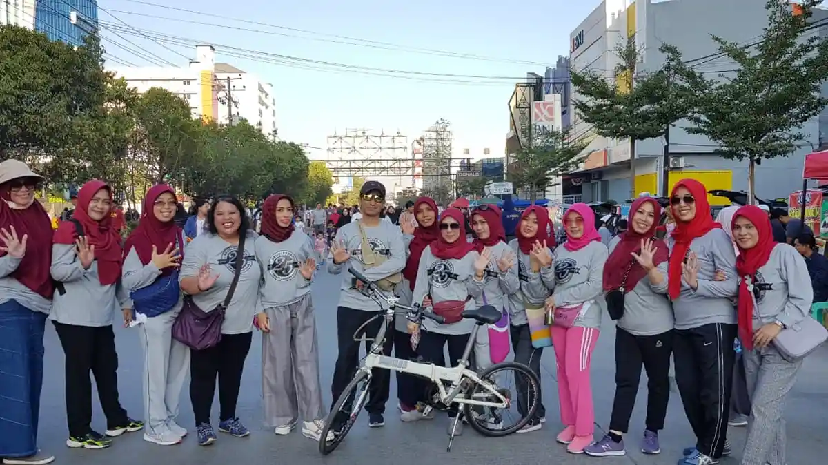 Emak-emak Smanli 93 Makassar Ngumpul dan Kulineran di CFD