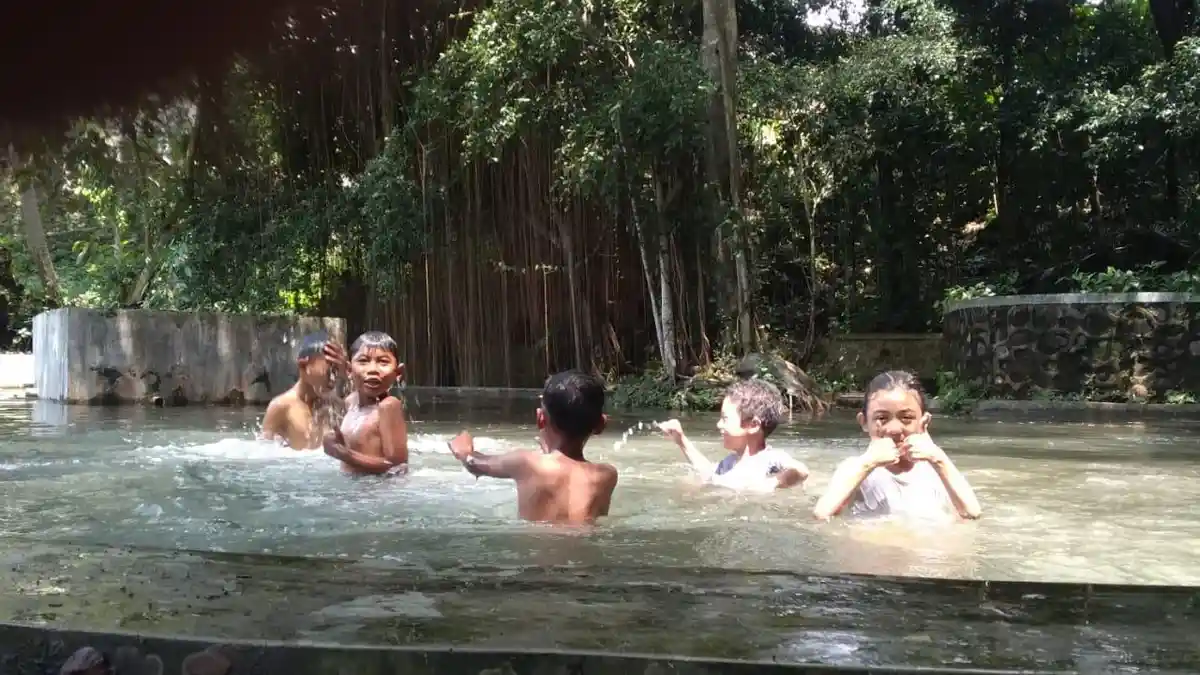 Potret Cerianya Anak-anak Temanggung Padusan di Mata Air Rowali, Bersih Diri Sambut Ramdan