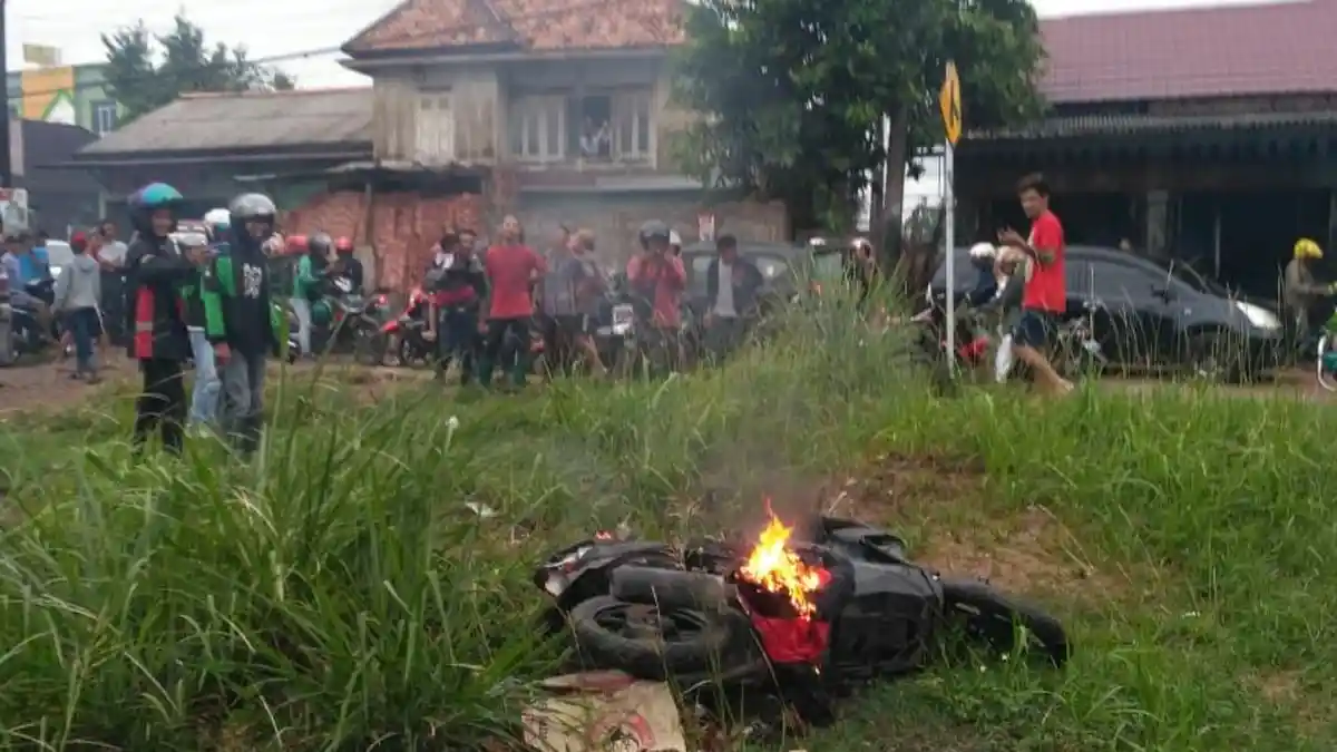 Breaking News: Jambret di Simpang Soak Palembang Dihajar Massa, Motornya Dibakar