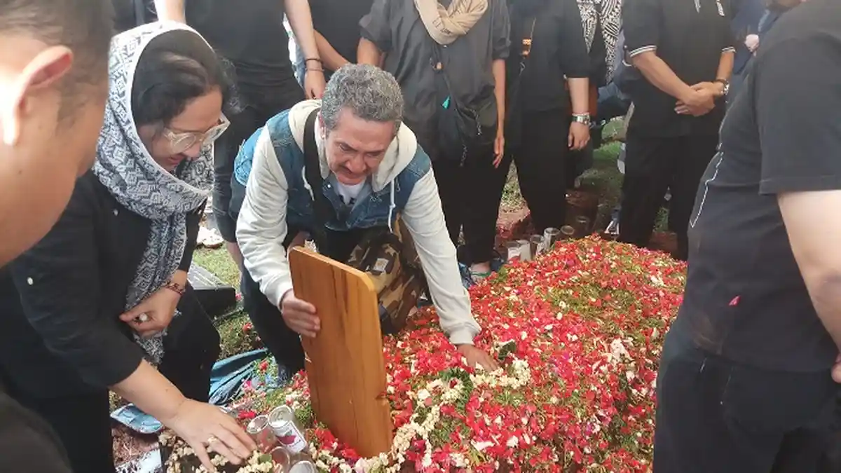 Suasana Haru dan Sedih Keluarga Iringi Pemakaman Ade Irawan